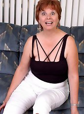 Chubby mom realy likes touching her vag and assm